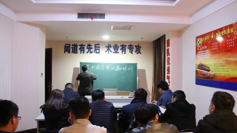 职业培训机构的费用通常由以下几个部分构成：