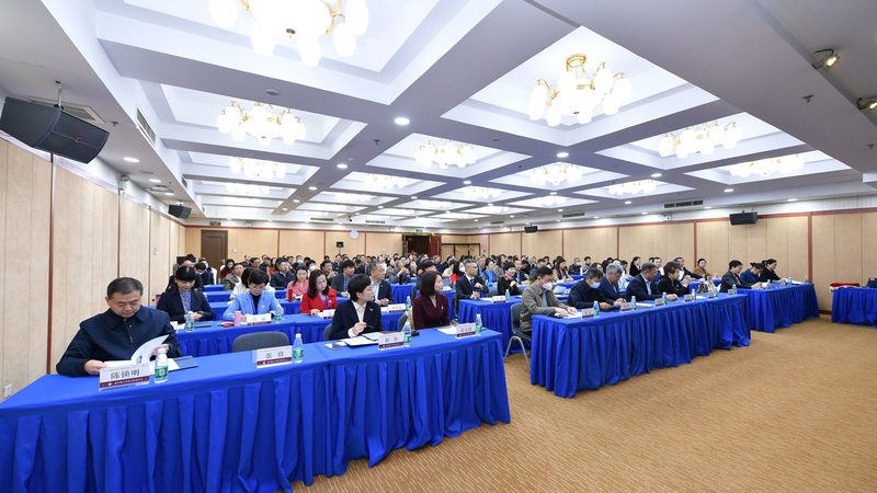 瑜伽教练培训课程通常包括以下几个方面：